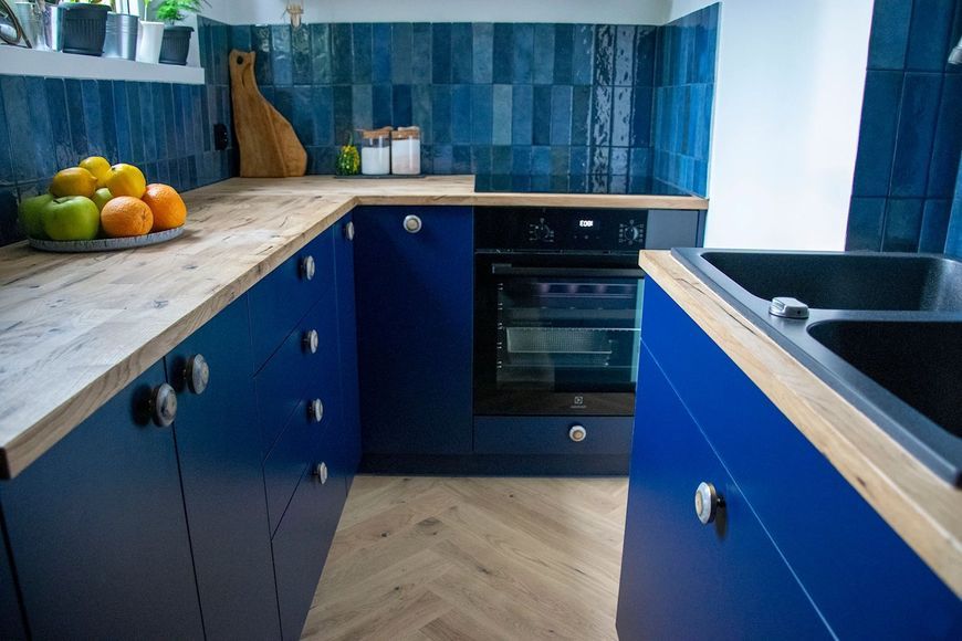 интерьер маленькой синей кухни